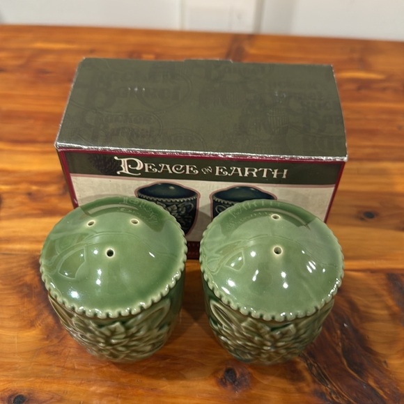 NIB Cracker Barrel Peace on Earth Traditional Collection Salt & Pepper Shakers - Picture 2 of 5
